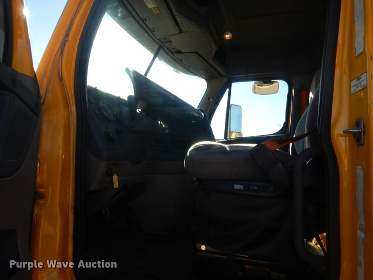 image for item HW9205 2016 Freightliner Cascadia 125  semi truck