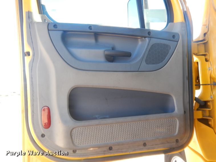 image for item HW9205 2016 Freightliner Cascadia 125  semi truck