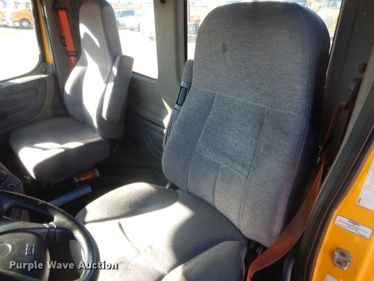 image for item HW9205 2016 Freightliner Cascadia 125  semi truck