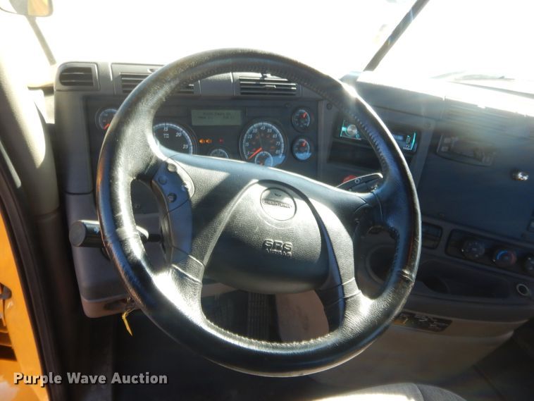 image for item HW9205 2016 Freightliner Cascadia 125  semi truck