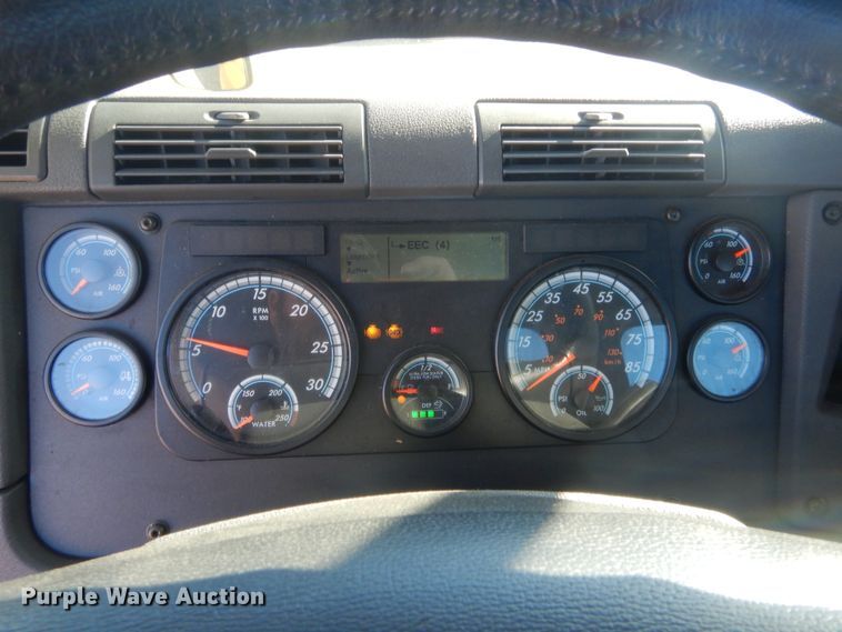 image for item HW9205 2016 Freightliner Cascadia 125  semi truck