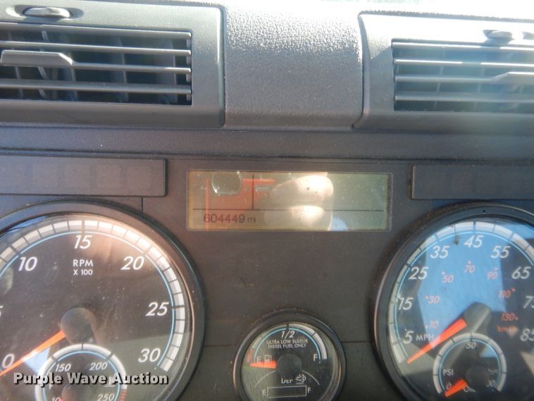 image for item HW9205 2016 Freightliner Cascadia 125  semi truck