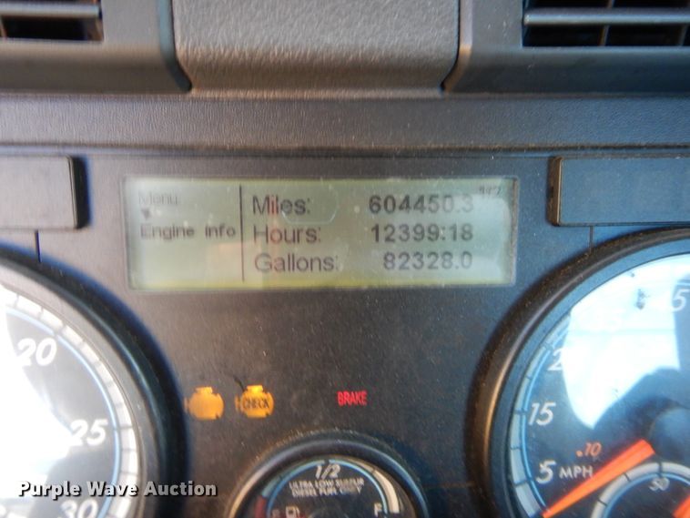 image for item HW9205 2016 Freightliner Cascadia 125  semi truck