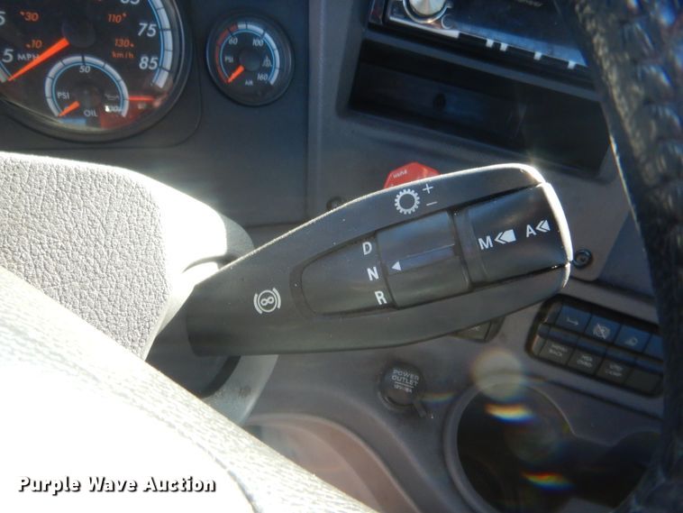 image for item HW9205 2016 Freightliner Cascadia 125  semi truck