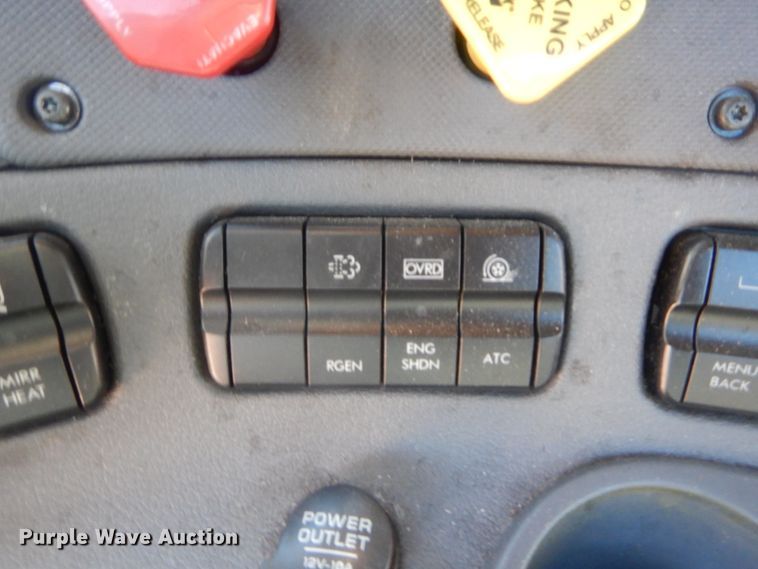 image for item HW9205 2016 Freightliner Cascadia 125  semi truck