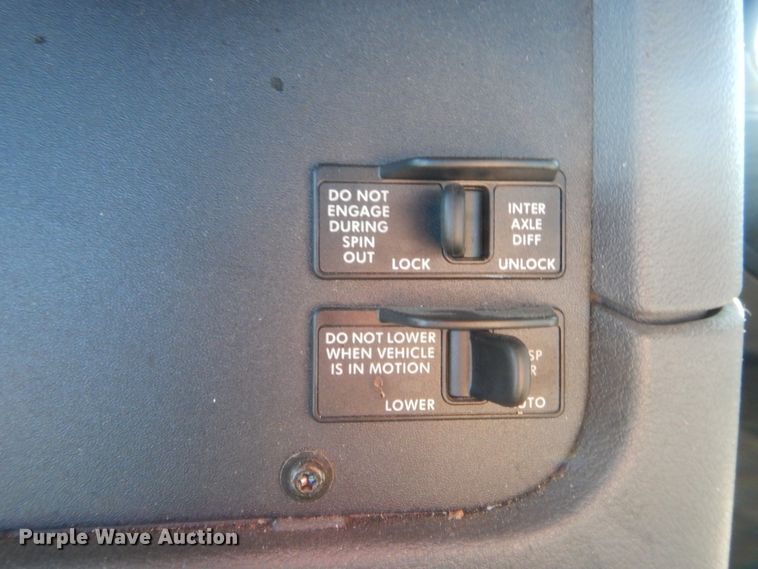 image for item HW9205 2016 Freightliner Cascadia 125  semi truck