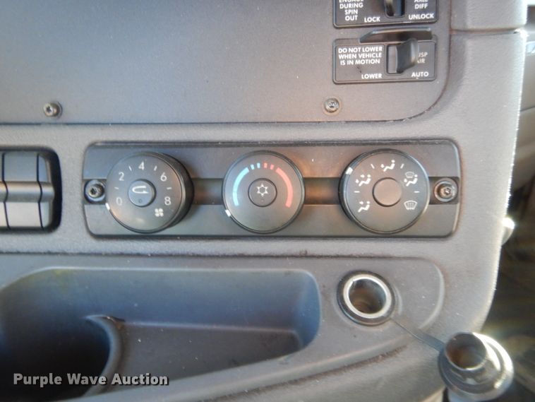 image for item HW9205 2016 Freightliner Cascadia 125  semi truck