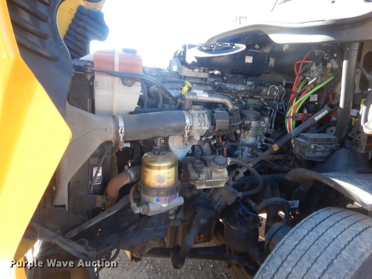 image for item HW9205 2016 Freightliner Cascadia 125  semi truck