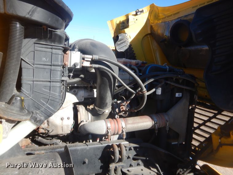 image for item HW9205 2016 Freightliner Cascadia 125  semi truck