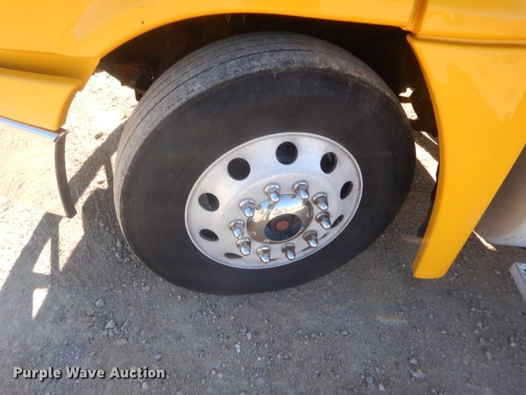 image for item HW9205 2016 Freightliner Cascadia 125  semi truck