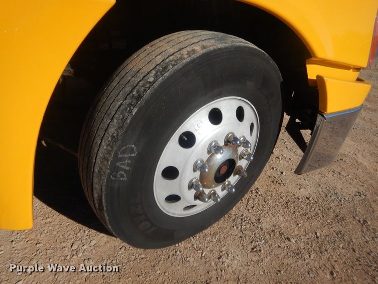 image for item HW9205 2016 Freightliner Cascadia 125  semi truck