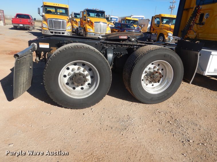 image for item HW9205 2016 Freightliner Cascadia 125  semi truck