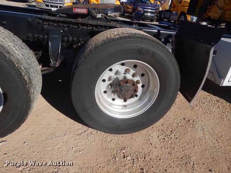 image for item HW9205 2016 Freightliner Cascadia 125  semi truck