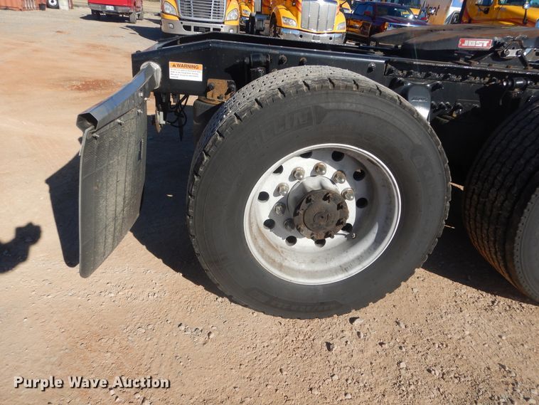 image for item HW9205 2016 Freightliner Cascadia 125  semi truck