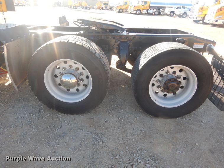 image for item HW9205 2016 Freightliner Cascadia 125  semi truck