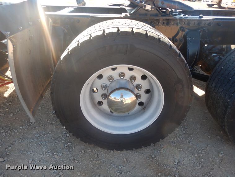 image for item HW9205 2016 Freightliner Cascadia 125  semi truck