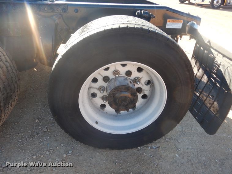 image for item HW9205 2016 Freightliner Cascadia 125  semi truck