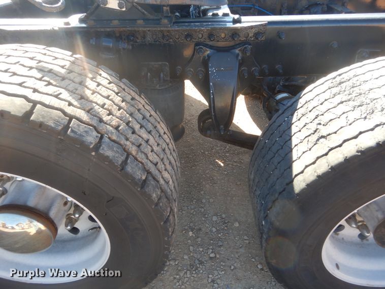 image for item HW9205 2016 Freightliner Cascadia 125  semi truck