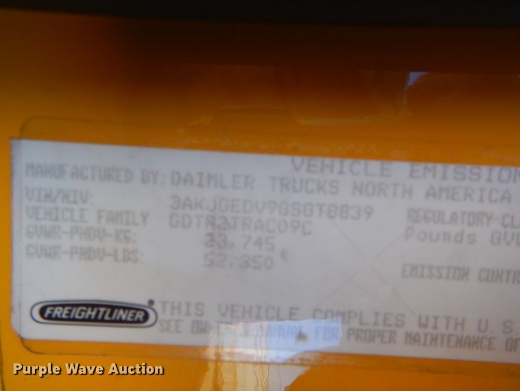 image for item HW9205 2016 Freightliner Cascadia 125  semi truck