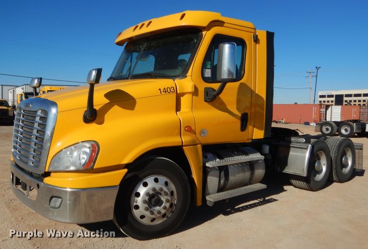 image for item HW9206 2016 Freightliner Cascadia 125  semi truck