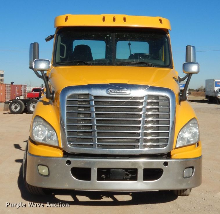 image for item HW9206 2016 Freightliner Cascadia 125  semi truck