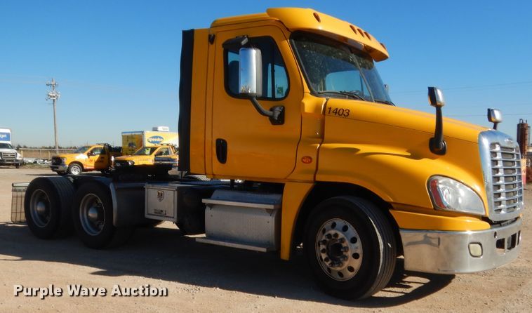 image for item HW9206 2016 Freightliner Cascadia 125  semi truck