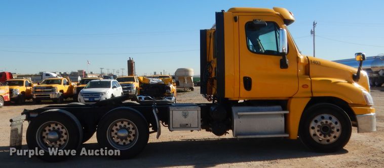 image for item HW9206 2016 Freightliner Cascadia 125  semi truck