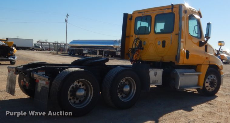 image for item HW9206 2016 Freightliner Cascadia 125  semi truck