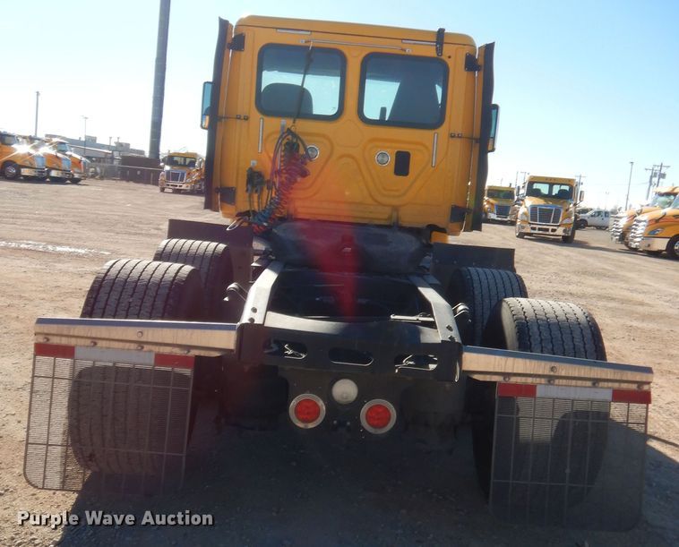 image for item HW9206 2016 Freightliner Cascadia 125  semi truck