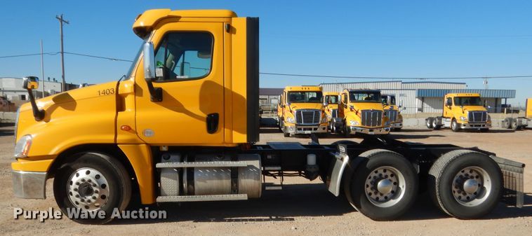 image for item HW9206 2016 Freightliner Cascadia 125  semi truck