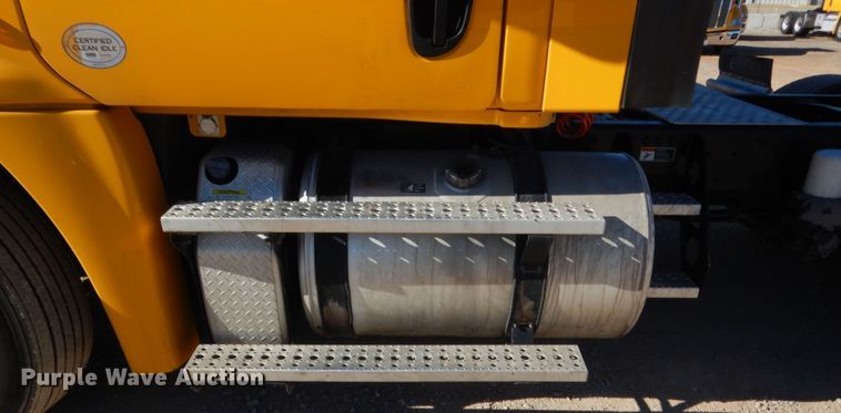 image for item HW9206 2016 Freightliner Cascadia 125  semi truck