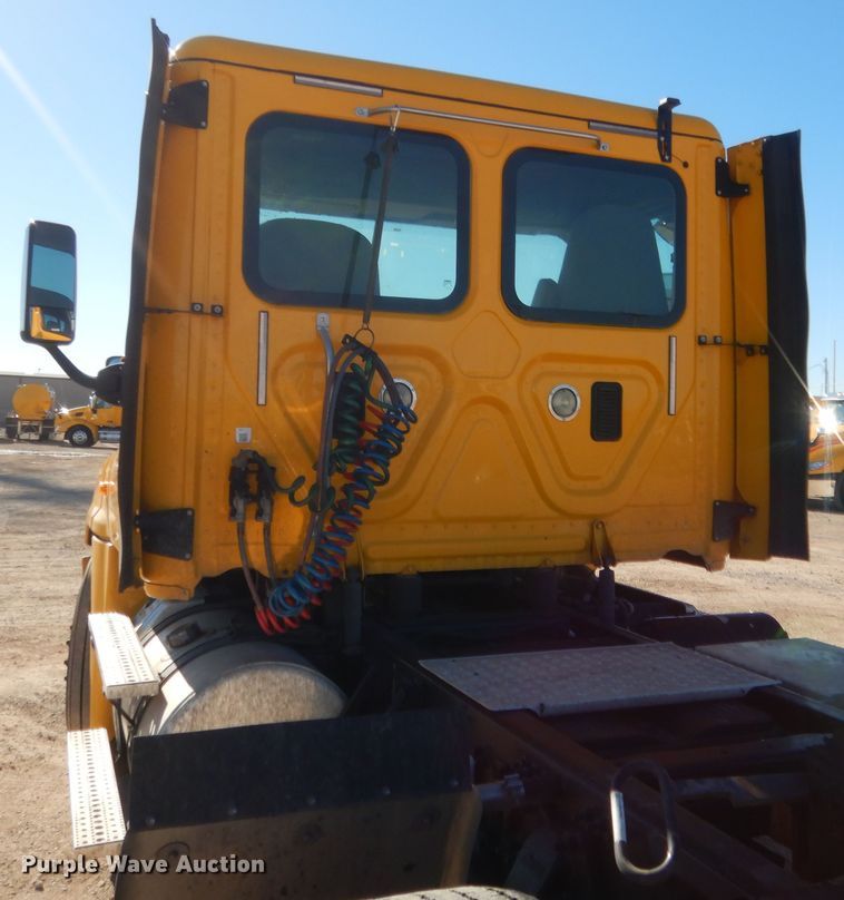 image for item HW9206 2016 Freightliner Cascadia 125  semi truck