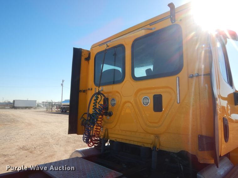 image for item HW9206 2016 Freightliner Cascadia 125  semi truck