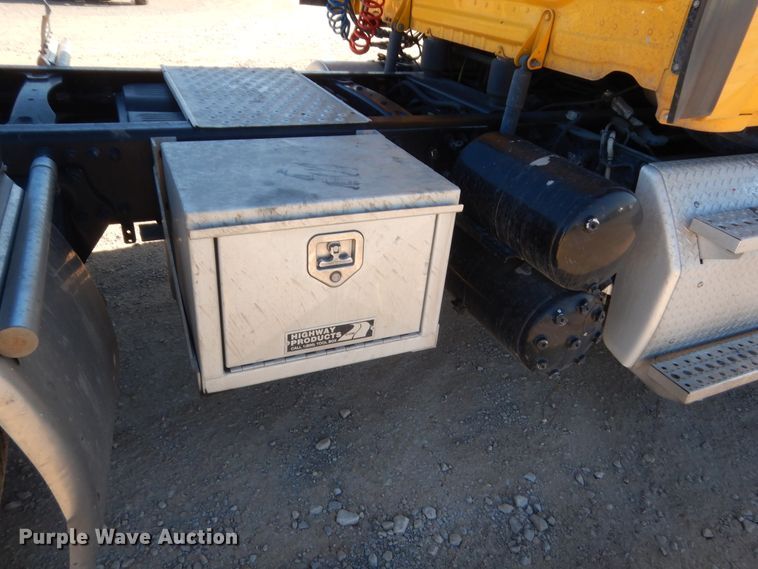 image for item HW9206 2016 Freightliner Cascadia 125  semi truck