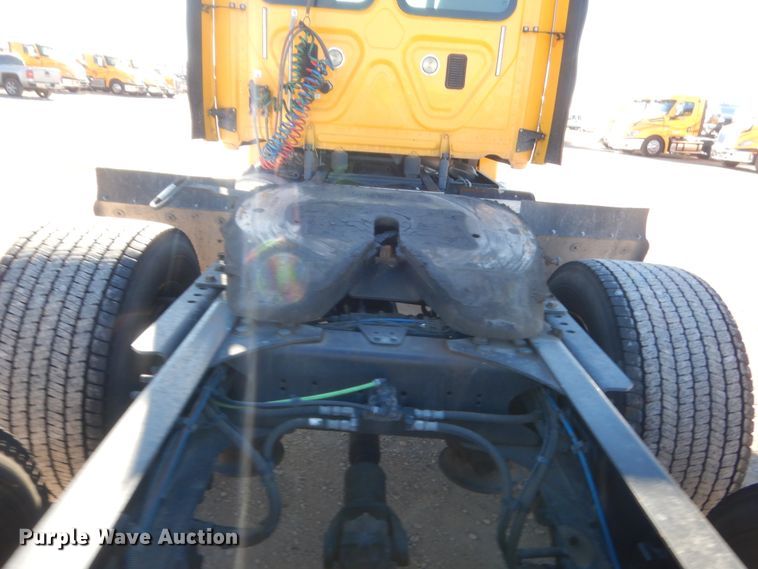 image for item HW9206 2016 Freightliner Cascadia 125  semi truck