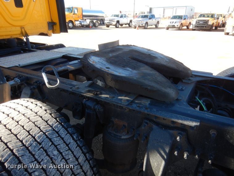 image for item HW9206 2016 Freightliner Cascadia 125  semi truck