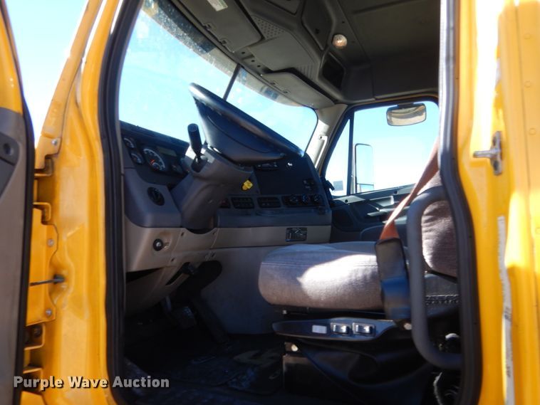 image for item HW9206 2016 Freightliner Cascadia 125  semi truck