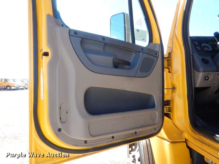 image for item HW9206 2016 Freightliner Cascadia 125  semi truck