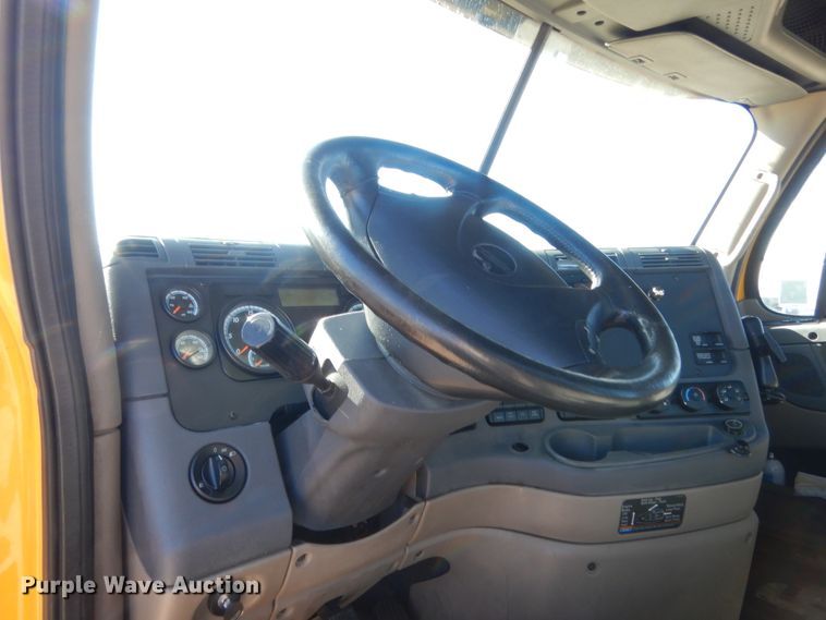 image for item HW9206 2016 Freightliner Cascadia 125  semi truck