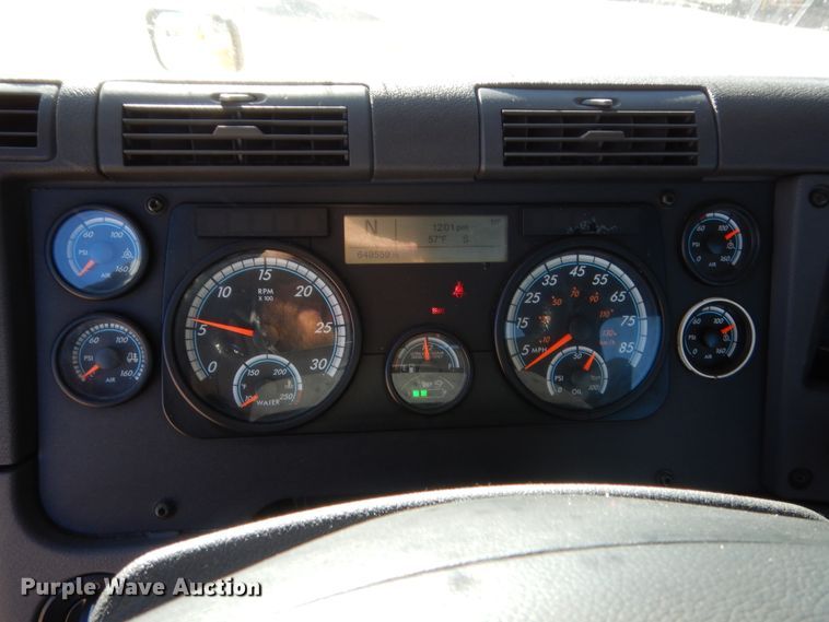 image for item HW9206 2016 Freightliner Cascadia 125  semi truck