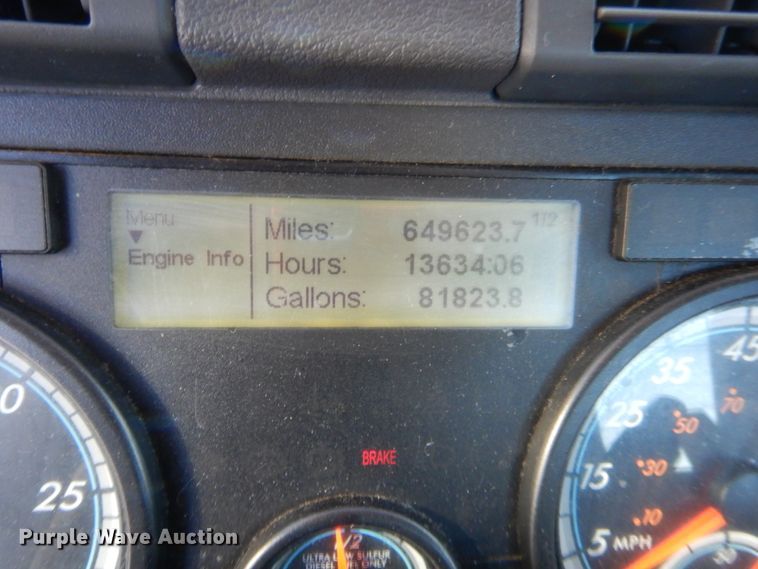 image for item HW9206 2016 Freightliner Cascadia 125  semi truck