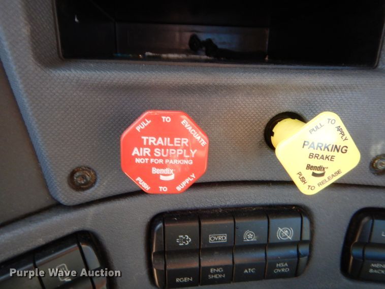 image for item HW9206 2016 Freightliner Cascadia 125  semi truck