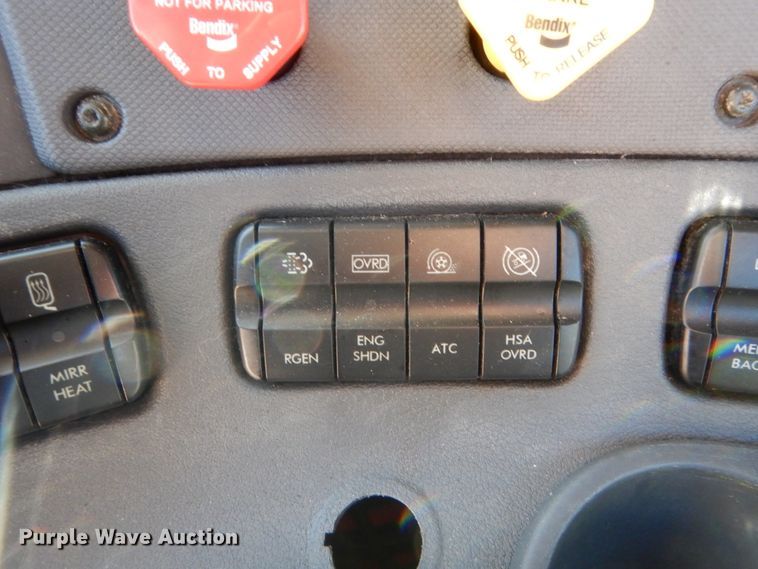 image for item HW9206 2016 Freightliner Cascadia 125  semi truck