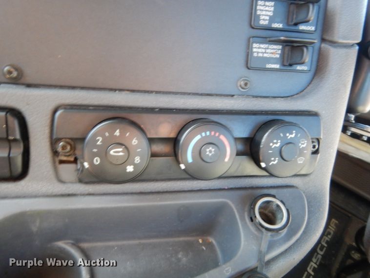 image for item HW9206 2016 Freightliner Cascadia 125  semi truck