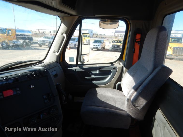 image for item HW9206 2016 Freightliner Cascadia 125  semi truck