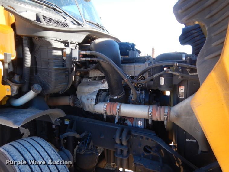 image for item HW9206 2016 Freightliner Cascadia 125  semi truck