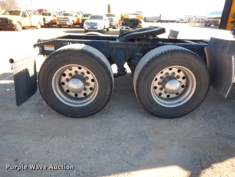 image for item HW9206 2016 Freightliner Cascadia 125  semi truck