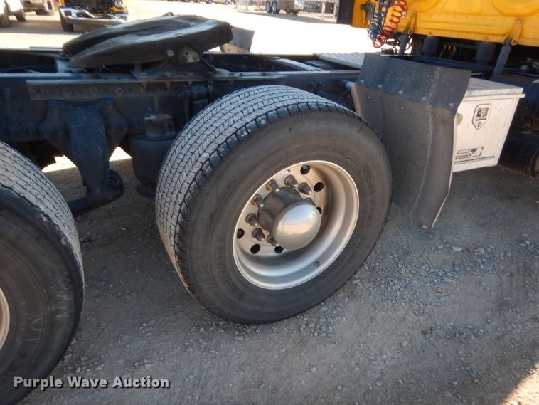 image for item HW9206 2016 Freightliner Cascadia 125  semi truck