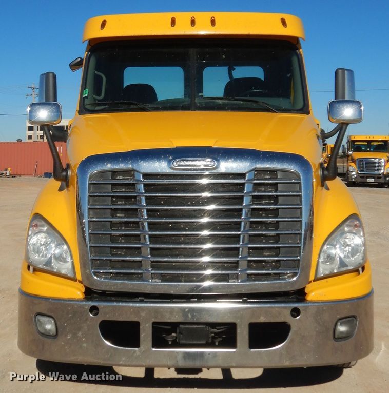 image for item HW9207 2018 Freightliner Cascadia 125  semi truck