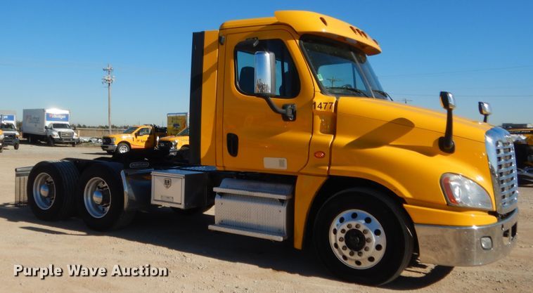 image for item HW9207 2018 Freightliner Cascadia 125  semi truck